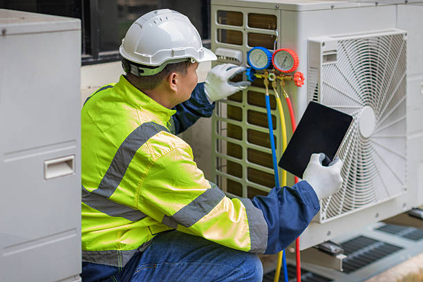 Professional Hvac technician working in Hobe Sound, FL